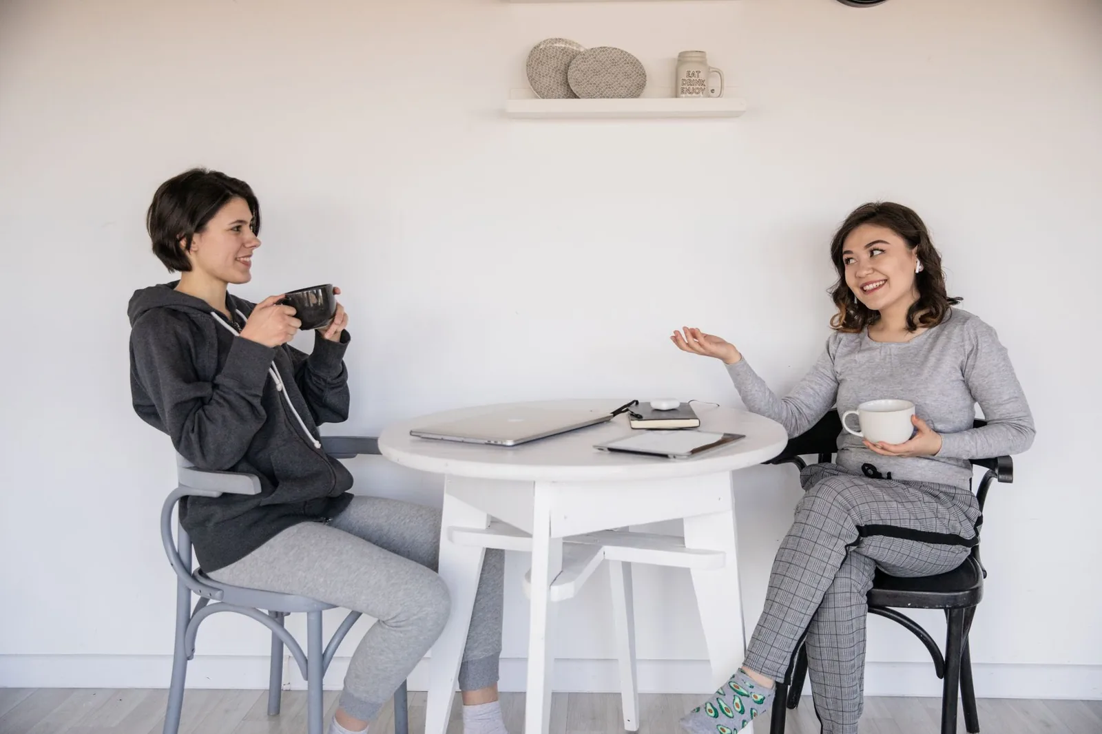 Twee vrouwen in een ontspannen gesprek in een lichte ruimte