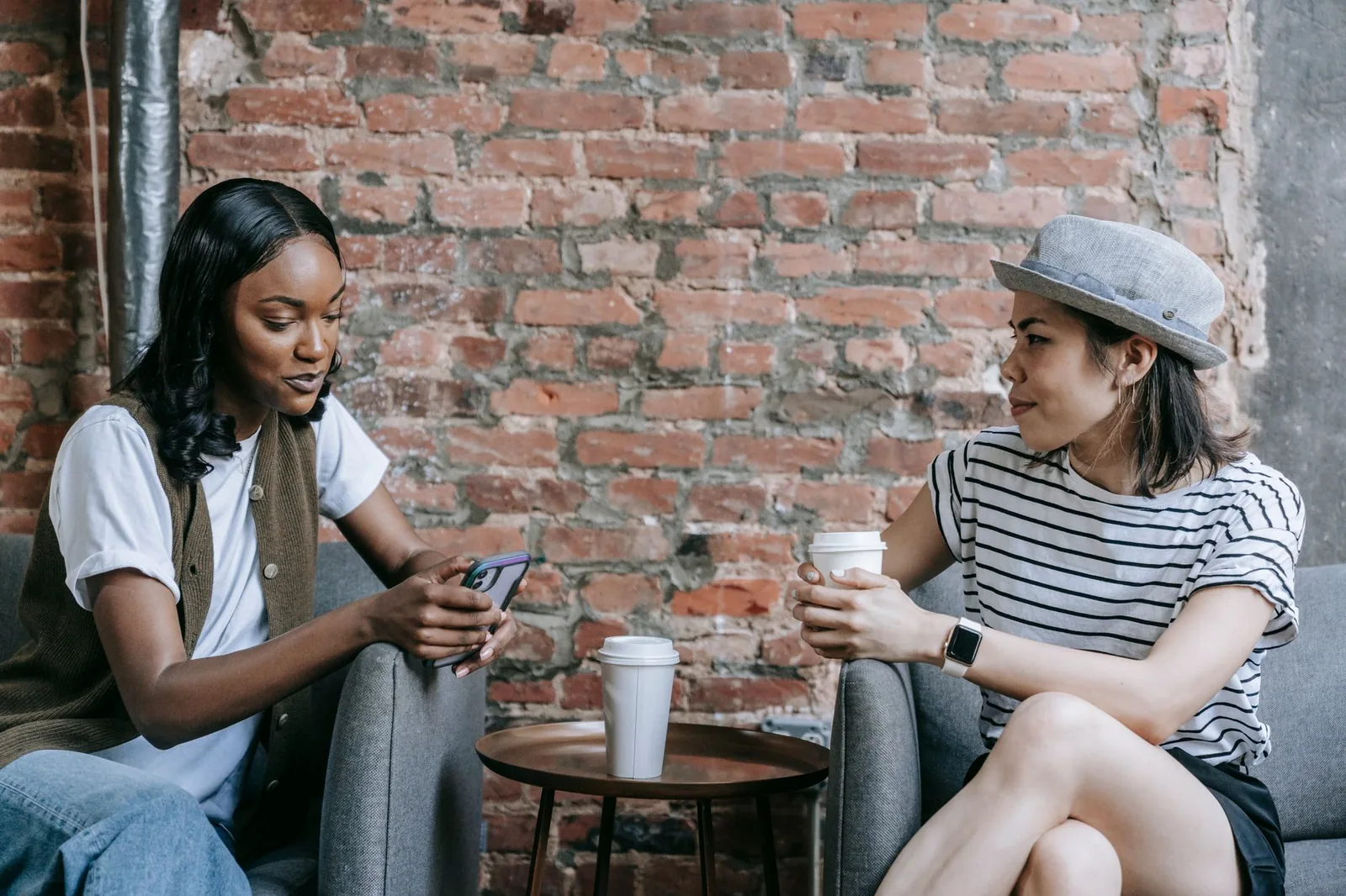 Twee vrouwen in een ontspannen gesprek in een lichte ruimte