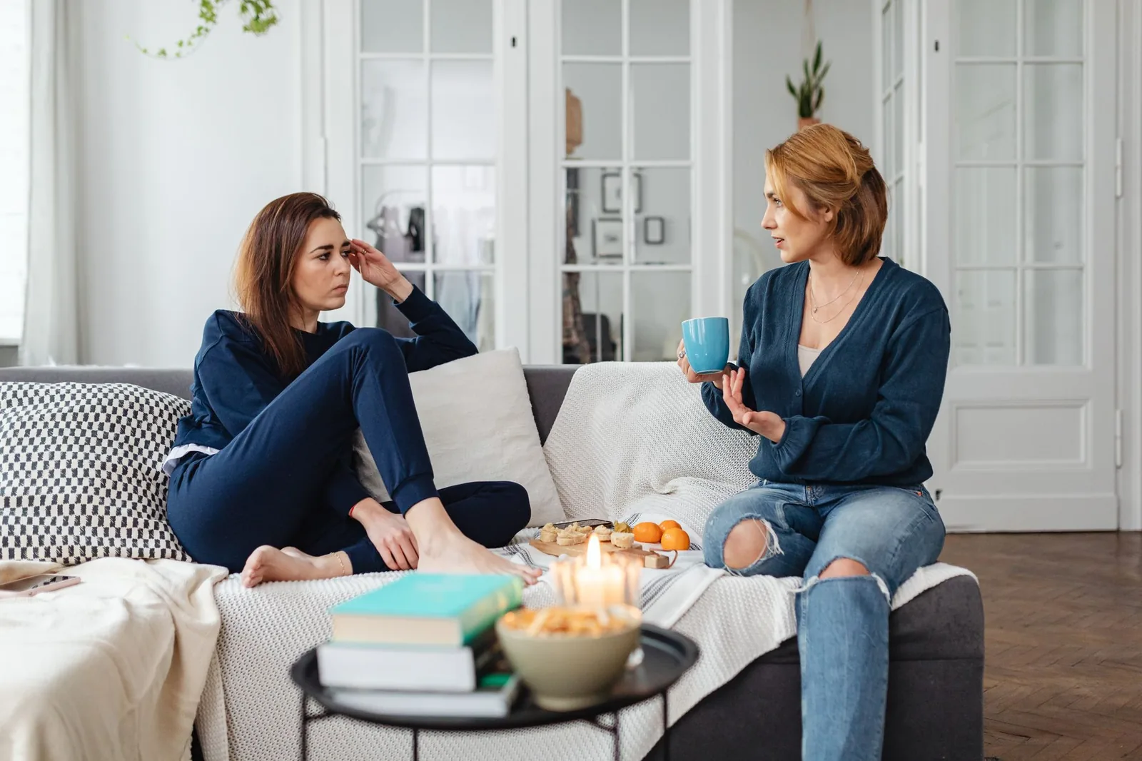 Twee vrouwen in een ontspannen gesprek in een lichte ruimte