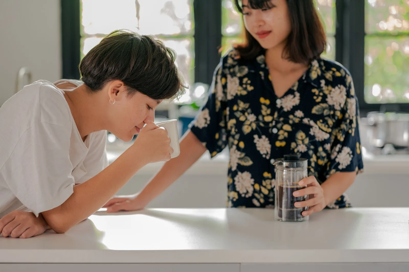 Twee vrouwen in een ontspannen gesprek in een lichte ruimte