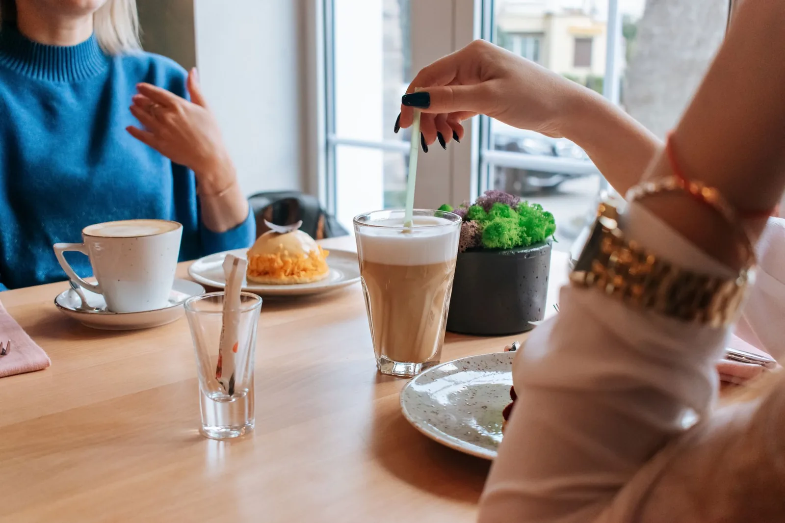 Twee vrouwen in een ontspannen gesprek in een lichte ruimte