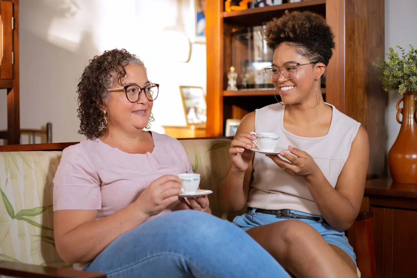 Twee vrouwen in een ontspannen gesprek in een lichte ruimte