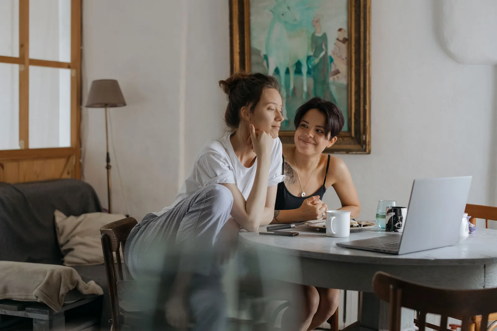 Twee vrouwen in een ontspannen gesprek in een lichte ruimte