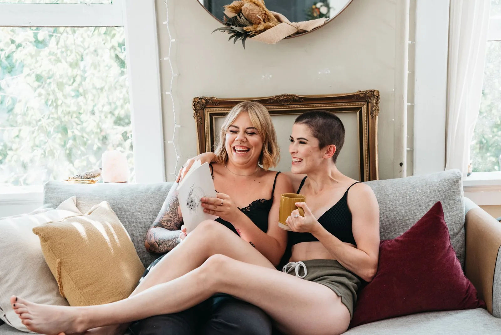 Twee vrouwen in een ontspannen gesprek in een lichte ruimte