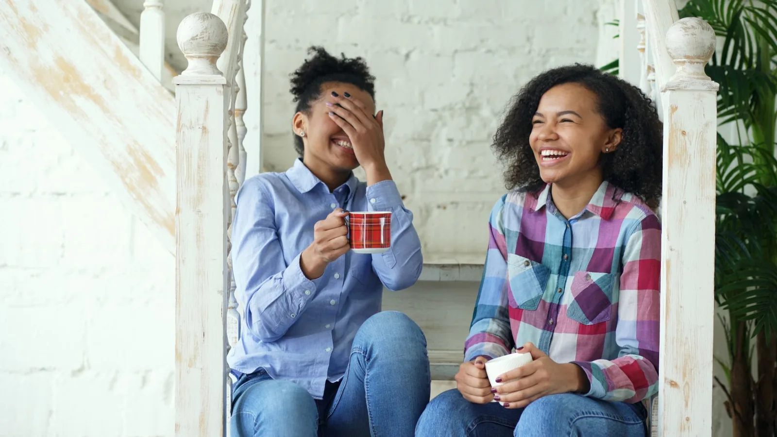Twee vrouwen in een ontspannen gesprek in een lichte ruimte