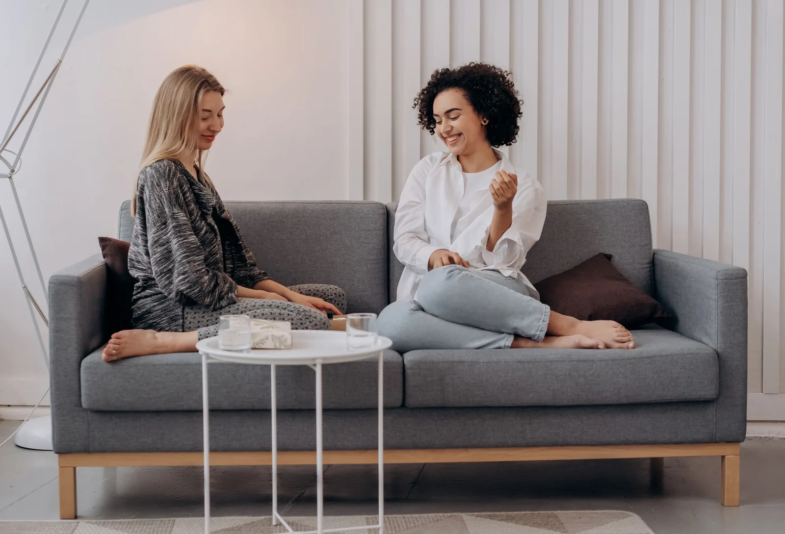Twee vrouwen in een ontspannen gesprek in een lichte ruimte