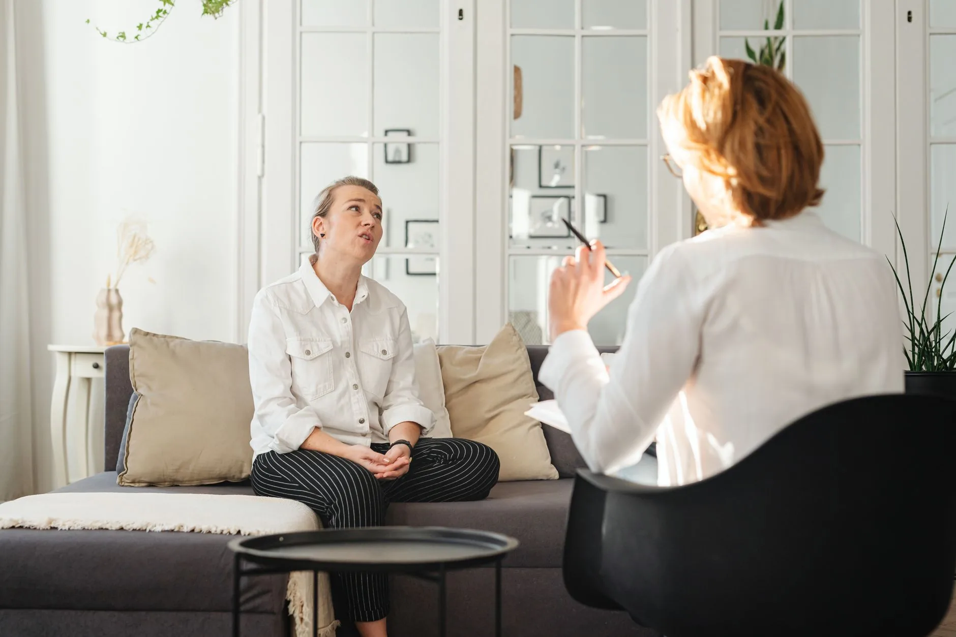 Twee vrouwen in een ontspannen gesprek in een lichte ruimte