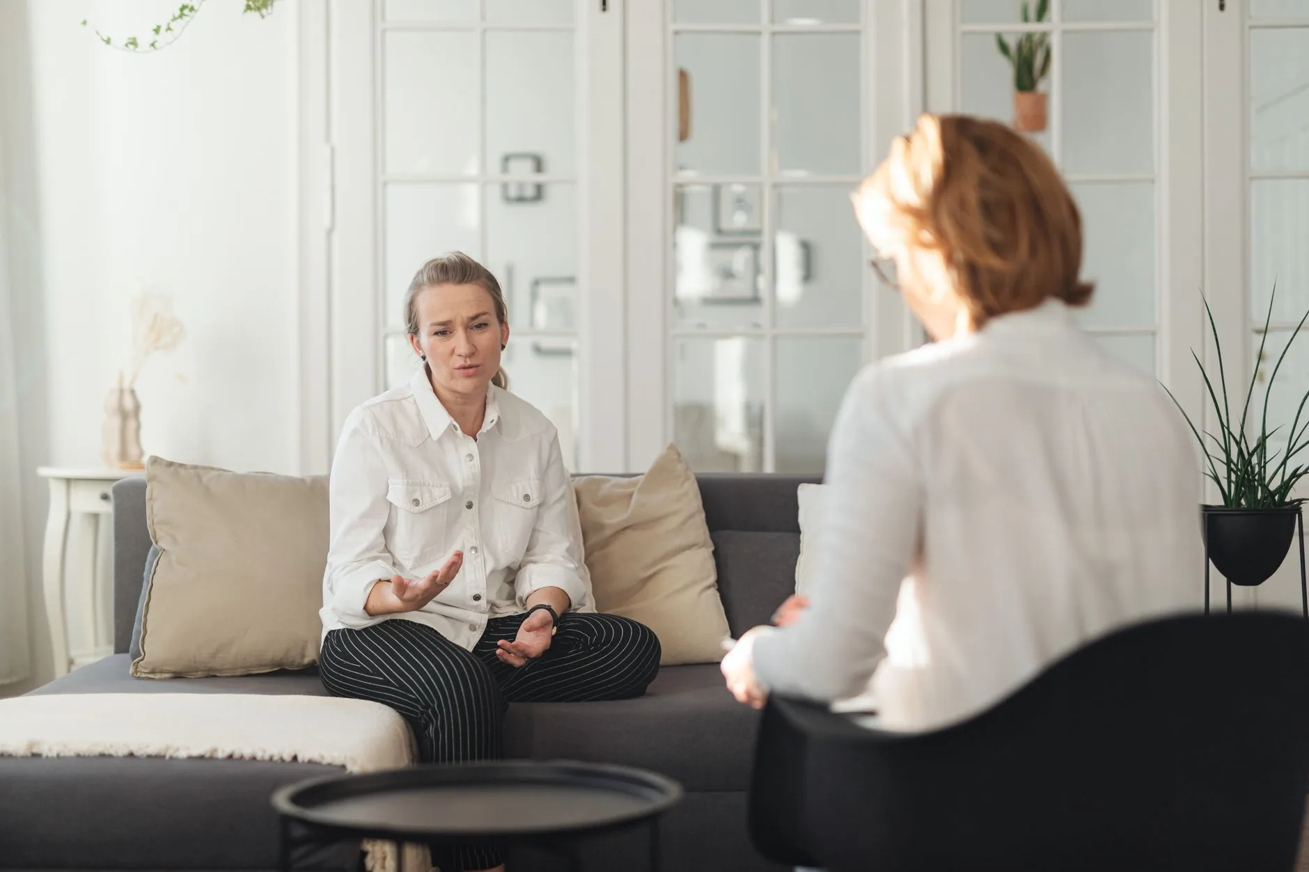 Vrouw in een lichte salon, vriendelijk in beeld