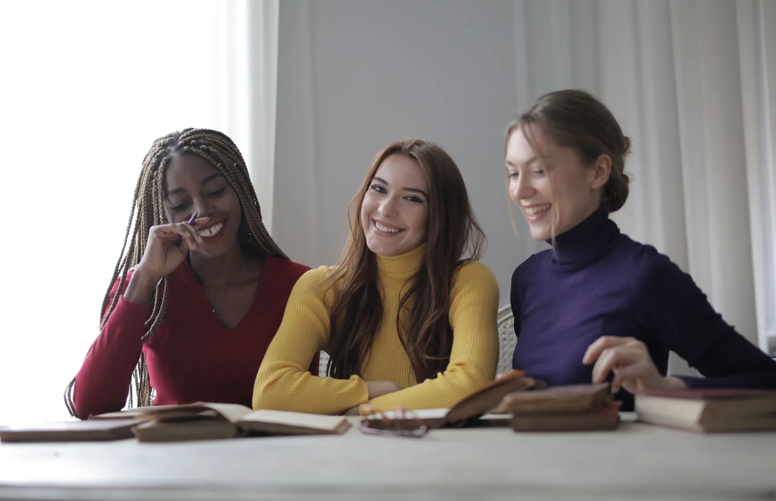 Twee vrouwen in een ontspannen gesprek in een lichte ruimte