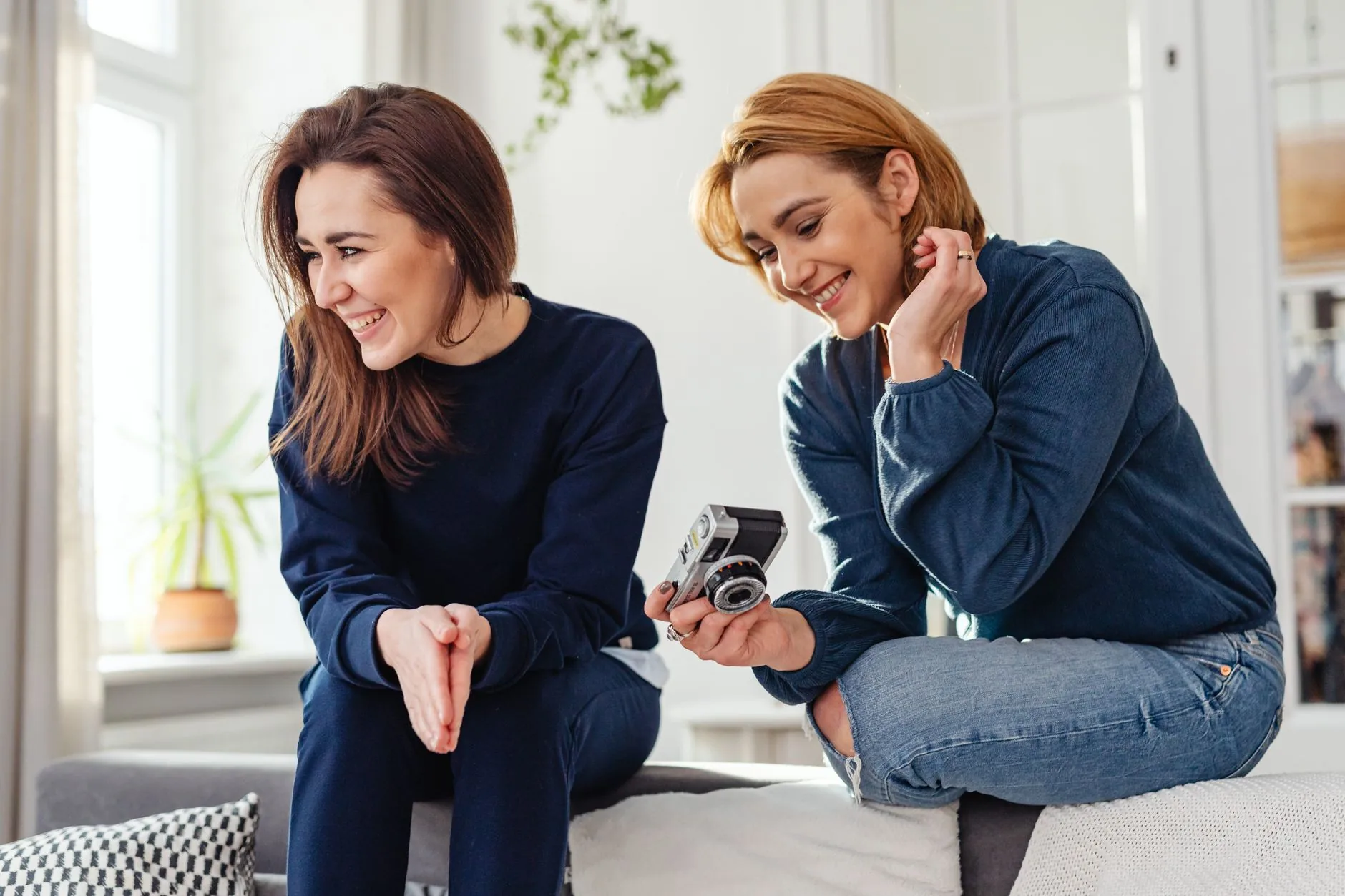 Twee vrouwen in een ontspannen gesprek in een lichte ruimte