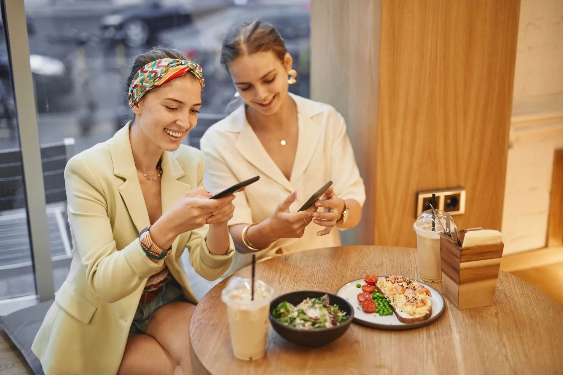 Twee vrouwen in een ontspannen gesprek in een lichte ruimte