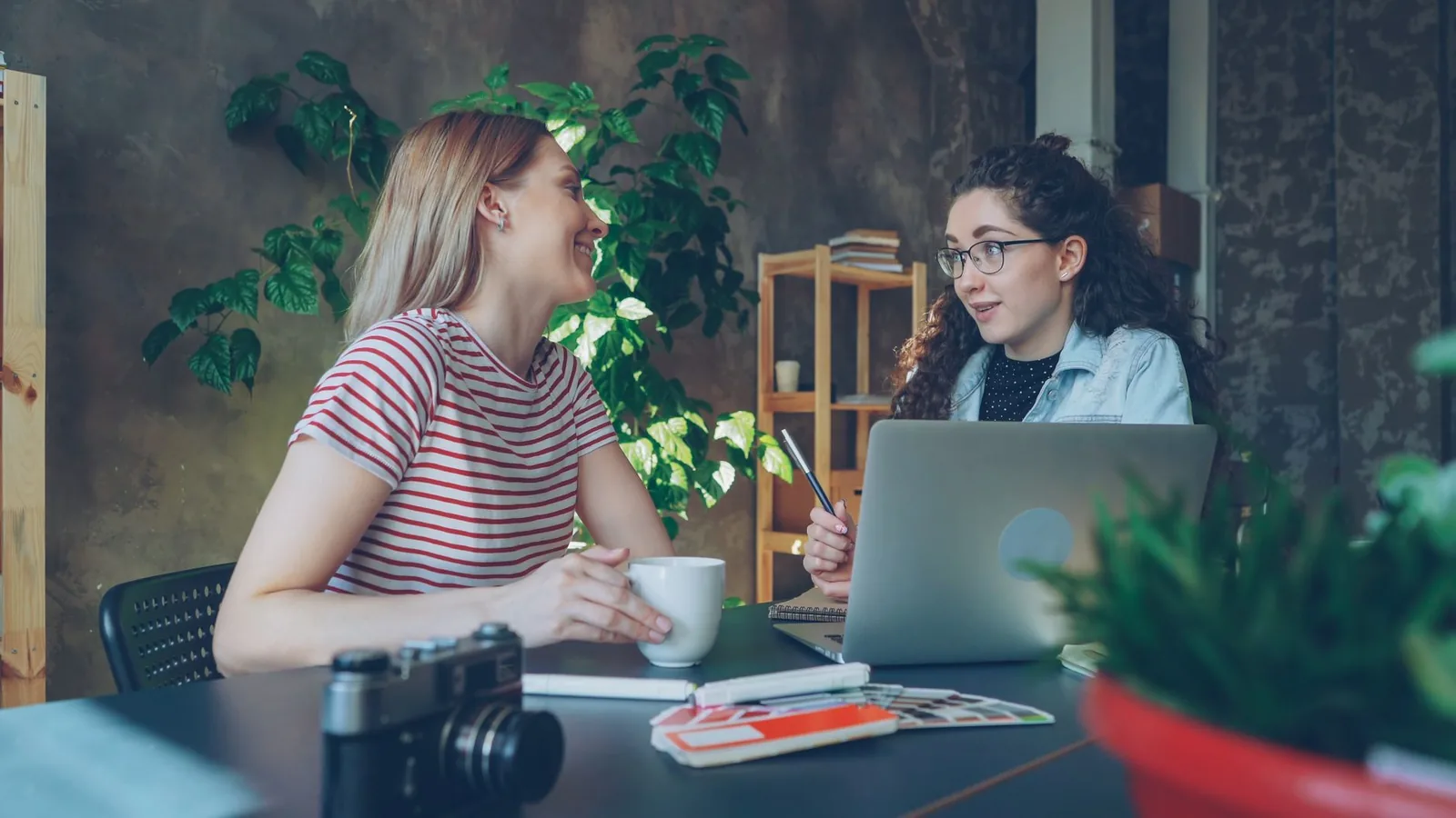 Twee vrouwen in een ontspannen gesprek in een lichte ruimte