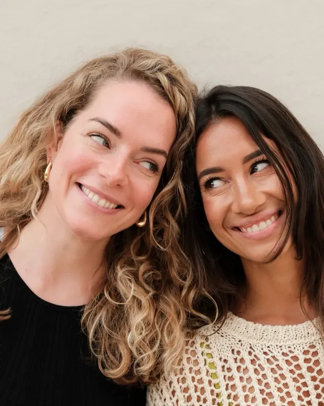 Heleen Bergsma en Cristel Leeuwenhaag lachen naar elkaar