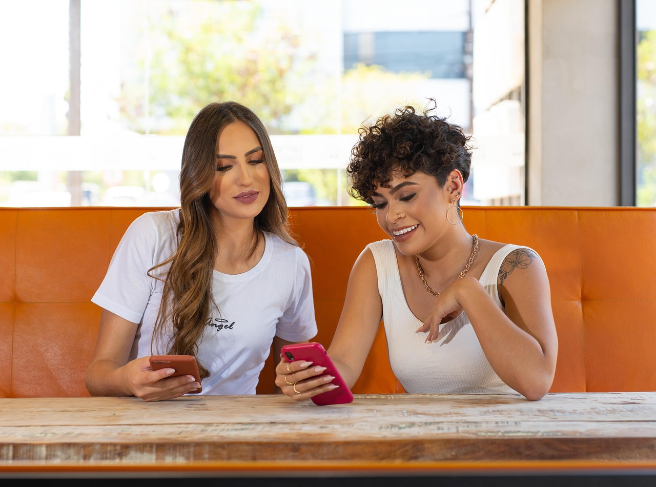 Twee vrouwen bespreken via hun telefoon een passend wellnessproduct